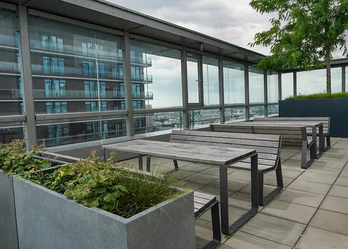 Great With View And Heated Rooftop Pool